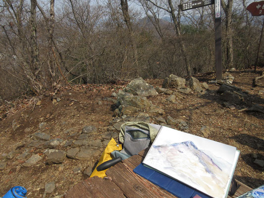 広くない山頂だったが、到着時点ではベンチも空いていたし人もあまり居らずスケッチ開始