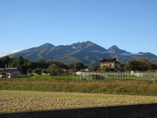 反対側にはクリアーな八ヶ岳　日常の生活でこうした山並みを普通に目にしているのが北杜市　すごい！　ただ絵描き的には、あまりにこうした光景が日常化してしまうのは怖いような気もする