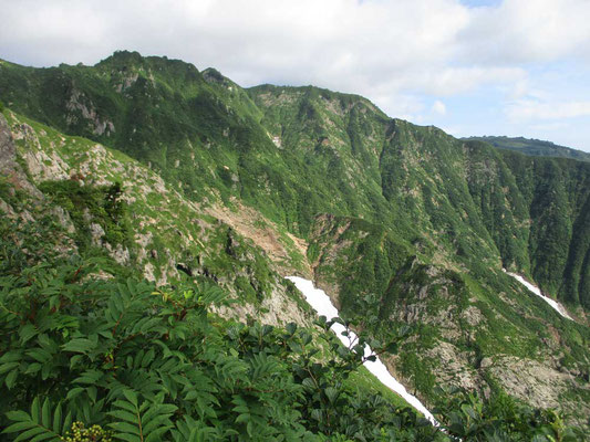 岩山が卓越している福島県側の地形