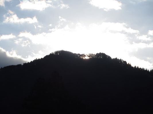 ちょうど下山後、集落を歩いている時に振り返ると双耳峰の華厳が輝いていた