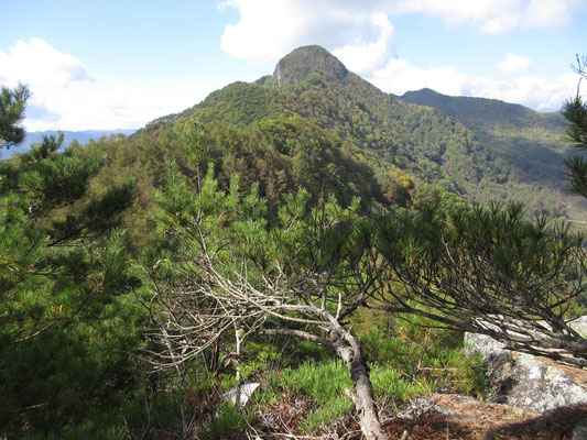 御陵山は馬越峠の反対側に聳える天狗山の展望台でもある　峠に停めた車の人たちは（私たち以外は）皆さん天狗山に行っている