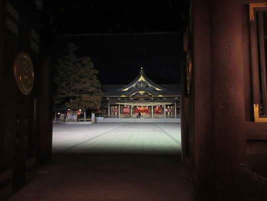 御神殿のある広場はきれいな石畳敷きで、そこには誰も居ない　初詣の人で埋まった光景しか知らないので、これは驚きの世界