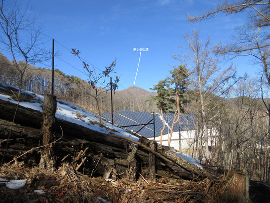 はてさて、茅ヶ岳の登山口　深田記念公園に向けて行くと、とんでもなく無粋なものが…