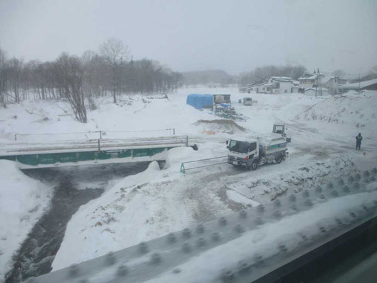 雪の中の工事作業　車窓から