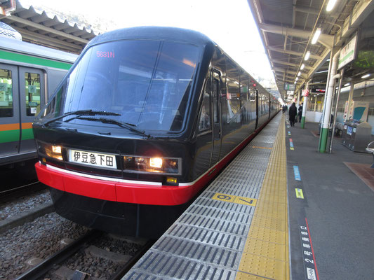 な・なんと！　熱海駅に着いて1番線 伊東線ホームに行くと、こんなカッコいい車両が停車している！