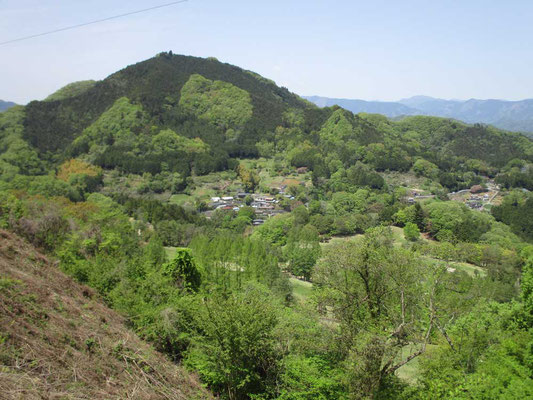 石砂山に向かう途中にきれいに見えた峰山　