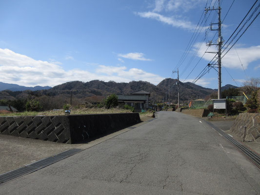 本厚木駅から半原行きのバスにて「東谷戸」下車　桃源郷まではハイキング気分で向かう