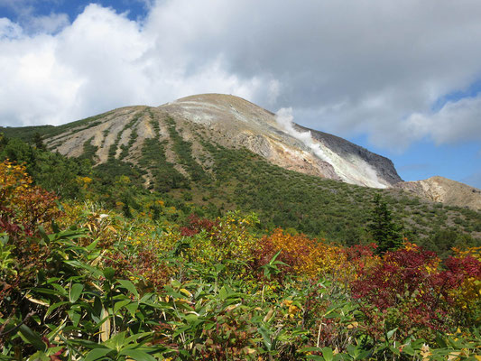 往路とは違った雰囲気に見える一切経山