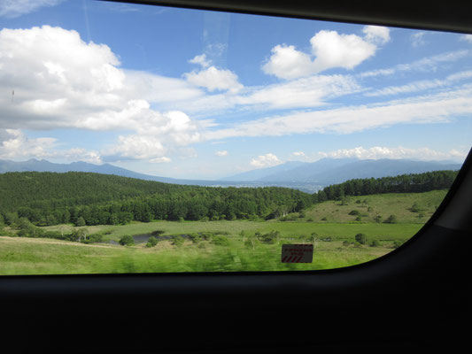車窓から見る八ヶ岳方面も、すっかり夏の空　編笠山がきれいに裾野を引いている、あの場所まで山旅師匠の安定したハンドルさばきで楽ちんでした　ありがとうございました！