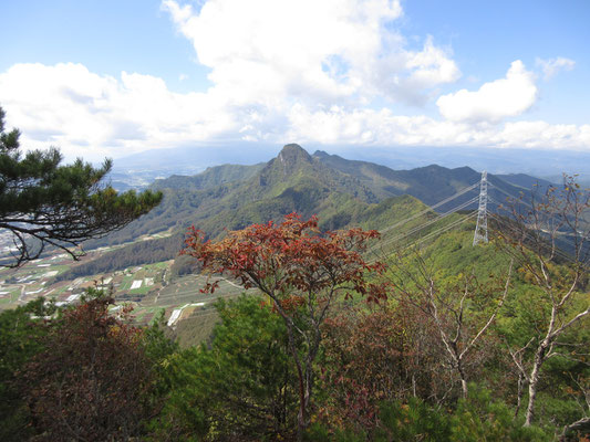 高圧鉄塔が玉に瑕だが、峠を挟んだ向こうにはひときは目を引く天狗山