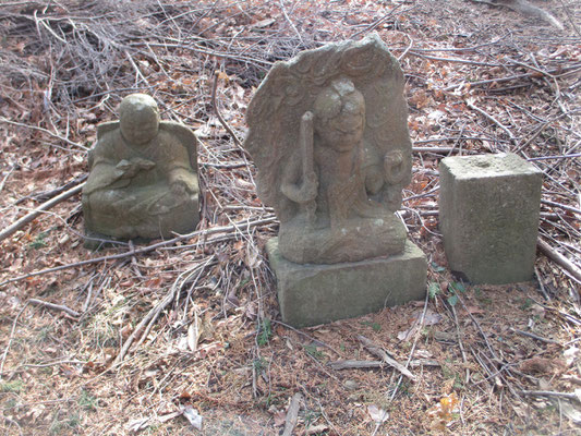 しばらく急登を行くと松石寺の上に出る　ここには「新四国八十八ヶ所」と銘打ってお遍路できる“石仏セット”が点在している　今ではこうして顕著に残っているものは数えられるほどだが、松石寺裏手のこの山域にはお遍路が一緒に歩く「弘法大師」の石像、また「お不動様」などの石仏、そして四国霊場の刻印のある石柱がセットで点在し回れるようになっていた