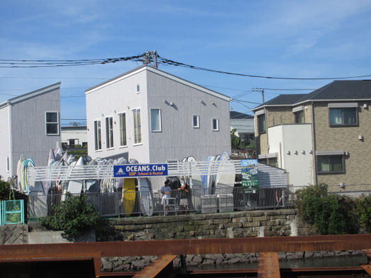 海が近いので、こんな店もある　しみじみ神奈川という県の多様さを感じる　いつもは山ばかり行っているが、丹沢のような急峻な谷が入り組んだそれなりの山塊もあるし、全国有数の温泉処の箱根も神奈川だ　三浦半島から小田原にかけての海岸線では漁業が盛ん　湘南はこうした独特の雰囲気の世界　言わずもがな、横浜は大都市でもあり全国有数の港町　不思議な県だ