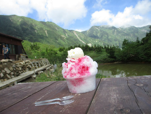 ニンジンをぶら下げられて、やっと辿り着いた鏡平小屋名物のアイス乗せかき氷　なぜこの山中に氷やアイス！　しかしこの誘惑にはだれも抗せない