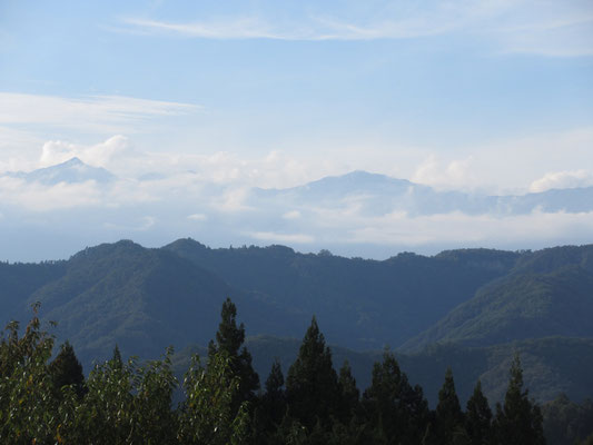 帰る日の朝　途中から雲が上がって見えた山稜　白馬三山（杓子岳は雲のなか）