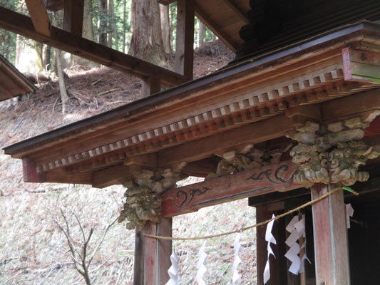 この神社の「祭神は栗生左衛門頼方（新田義貞の功臣）で古来より武運、火伏せの紙として崇拝されている」とのことで、本殿を飾る彫り物は関口文次郎作　江戸期の彫刻文化として大変貴重と説明板にある　たしかに見事な飾り彫刻