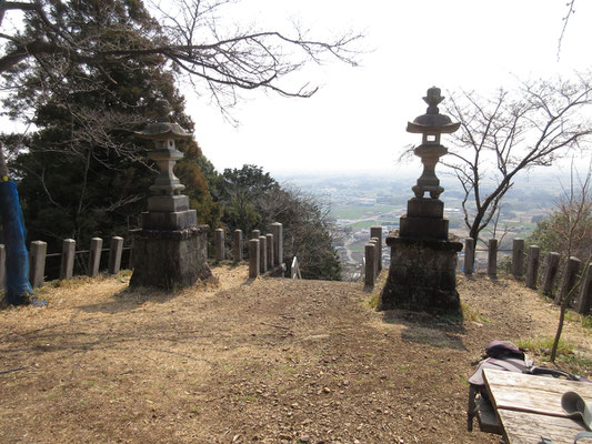 まもなく小高い場所にある三毳神社に到着