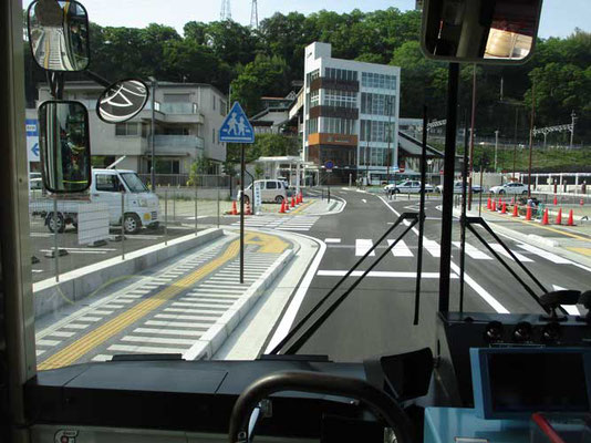 久し振りに行った上野原駅は改修工事されて立派な五階建ての駅舎となり、今までと反対側の南側がバスターミナルになっていました