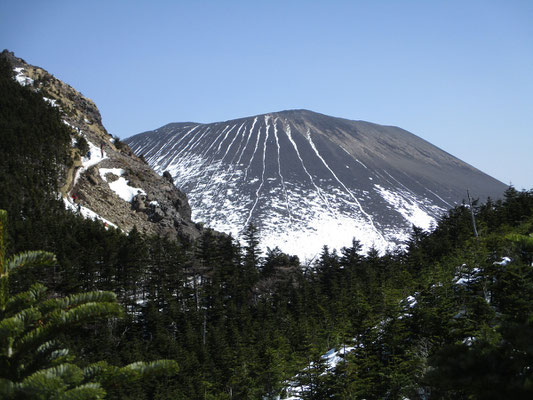 先に進むに連れ、だんだんと浅間山本体が見えてくる　この盛り上がる雰囲気がなかなかいい演出！