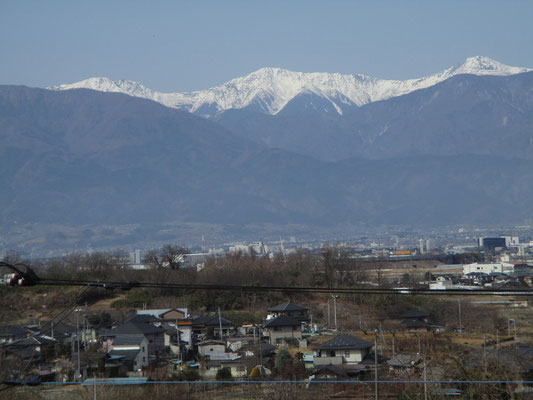 帰路の境川PA（笛吹市）で一旦休憩する　ここが南アが見える最後のポイントなので、しつこく南アルプスを見ようと敷地内の柵裏まで回って撮影　何故そこまでして見たいのか…　しかし下界のゴチャゴチャとしたものとは別次元に浮かぶように在る真っ白な高嶺は、それだけで崇高な存在