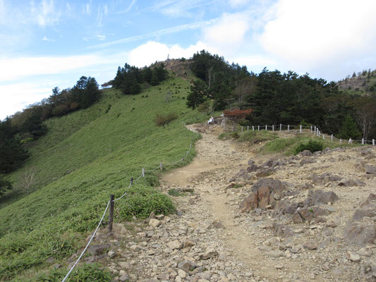 峠からこれから向かう雷岩方面を見る