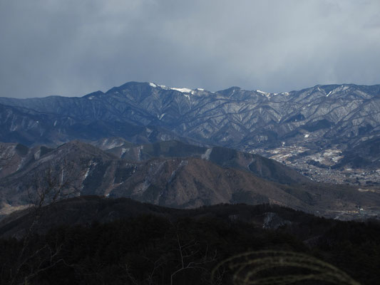 午後になると空模様が急変し、大菩薩嶺の奥は怪しげな色合いの空になっている　このピークでは一番の眺望で、ここでスケッチタイムをもらう