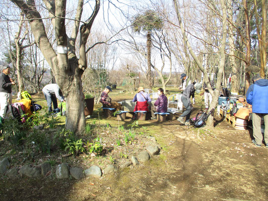 いつものように、この広場で打ち上げ　しばし楽しい歓談　「西山を守る会」の山行後のこのひとときが又楽しみの一つ