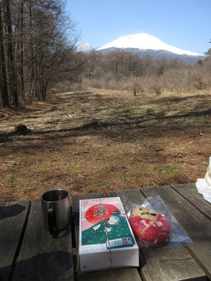 お弁当も並べて、浅間とツーショット