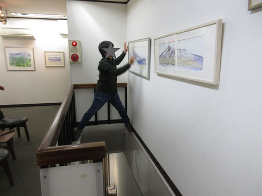 展示までの画廊風景4 オーナーの三井さんが身軽に危険な? 階段上の展示をしてくれている