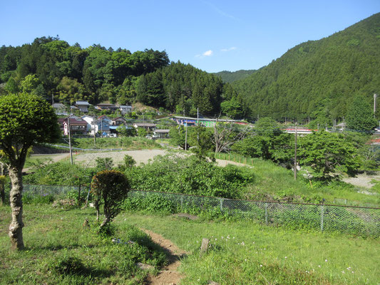 やっとの事で下界に到着　降りてきた山を振り返る
