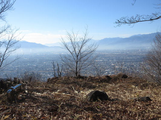 足下に広がる甲府市街　遠くに見える山が静岡の嘗て登った事のある七面山と気づく