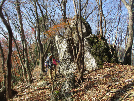 武川岳への稜線ではこんな大きな岩もある