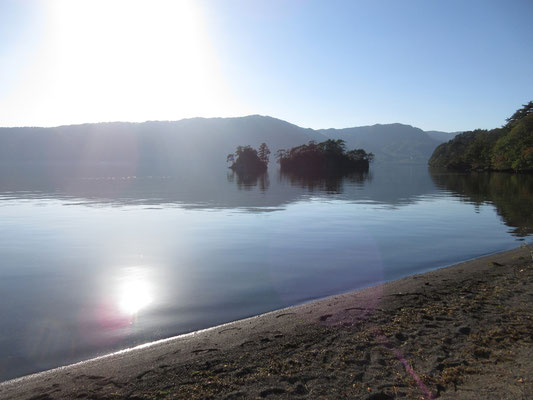 秋の傾き加減の日差しが湖を幻想的に映す