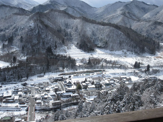 山寺駅を見ると、あれからまた一時間ほどが過ぎたのか、上りと下りの列車が駅舎に停まっている　この路線は単線