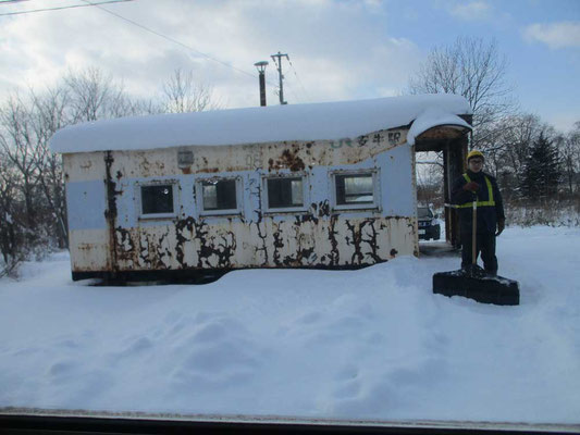 錆びついた駅舎だが、その除雪作業をしているJRの人　たとえ乗降客が一人も居なくても、特急列車通過時の安全の為にかならず除雪がなされている