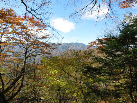 帰路の分岐から見た大菩薩嶺方面の山並み