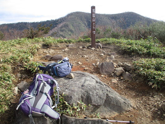 向こう側には縦走路が続く飯縄山　質量の大きさで圧倒されます