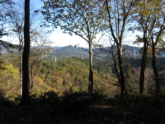 反対側を見ると仙洞寺山などの低山の連なり