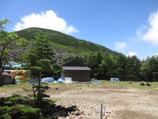 広いテント場 場所は選り取り見取り しかしカンカン照りの炎天下で暑い💦