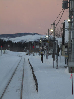 南下するに従って雪も上がり明るくなってきました　目名駅では朝一番でJR作業員の人が待機　除雪作業の後でしょうか…始発車両に乗り込みしました