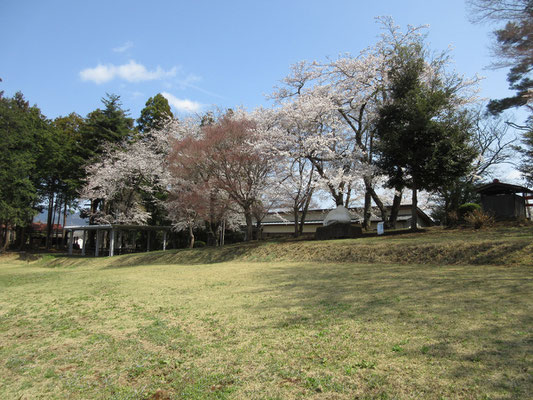 ここには東屋もあるし、「芸術のまち・藤野町」らしく「芸術の道」沿いに彫刻作品が点在している　画面真ん中辺りの白い塊もその一つ