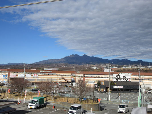 ともあれ下山後、また韮崎駅へ送り届けてもらう　ホームからは茅ヶ岳が見事に見える　待ち時間15分を利用して、とりあえずデッサンだけでもと急いで描く