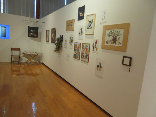 額装にも凝って楽しい展示　正面のモニターでは制作過程の動画も流れていた