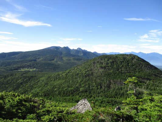 南八ヶ岳のほう　手前のこんもりしたお椀を伏せたような緑が茶臼山　これからそちらに向かう