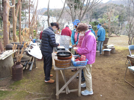 こちらは携帯ガスコンロでお餅を焼いてくれている