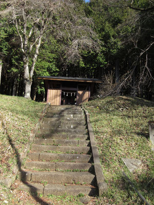 急坂をひと登りすると祠が見える