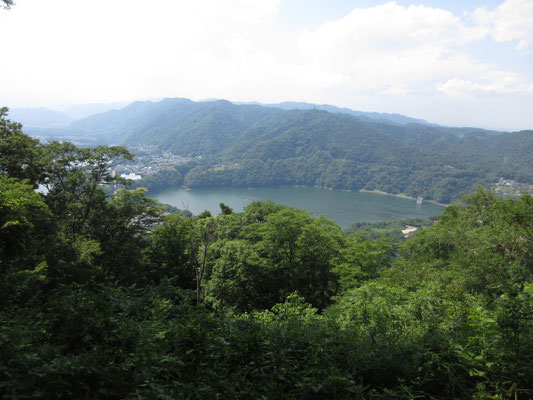 ここまで来ると津久井湖が眼下に見える