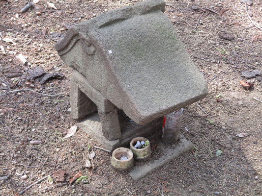 最後は「山の神」にご挨拶とお礼　今日はさくらの花とキブシの落花を竹の器に一輪ずつお供えする