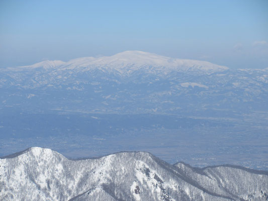 振り返れば真っ白に柔らかな様子の月山が見える