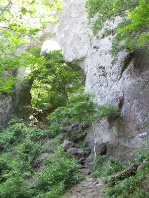 下山近くにあった立派な第一石門　石門めぐりのコースはこの第一石門から入り鎖場を越えてぐるり回るそうです