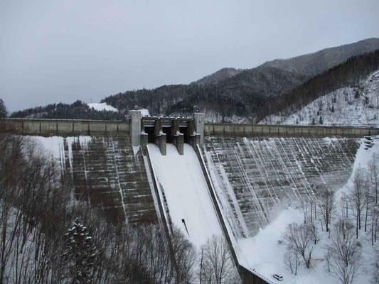 糠平湖はダムで堰き止められた人造湖です